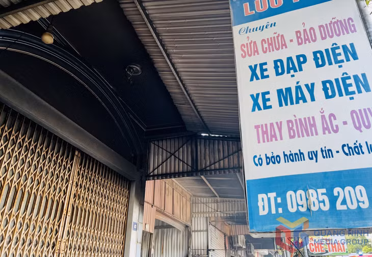 Do sức nóng của ngọn lửa, ngôi nhà bên cạnh bị khói bám đen mặt tiền.