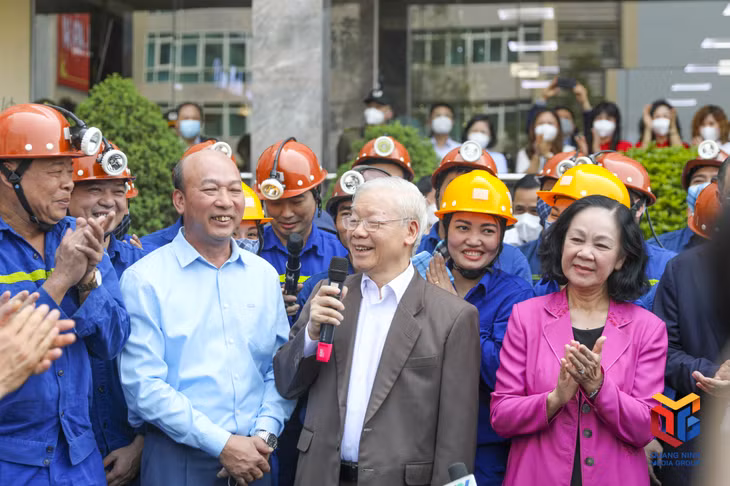 Tổng Bí thư Nguyễn Phú Trọng trò chuyện với thợ lò công ty Than Vàng Danh.