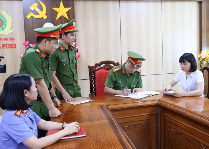 Bà Nguyễn Thị Bịch Ngọc tại cơ quan điều tra (Ảnh: Công an Hà Tĩnh)