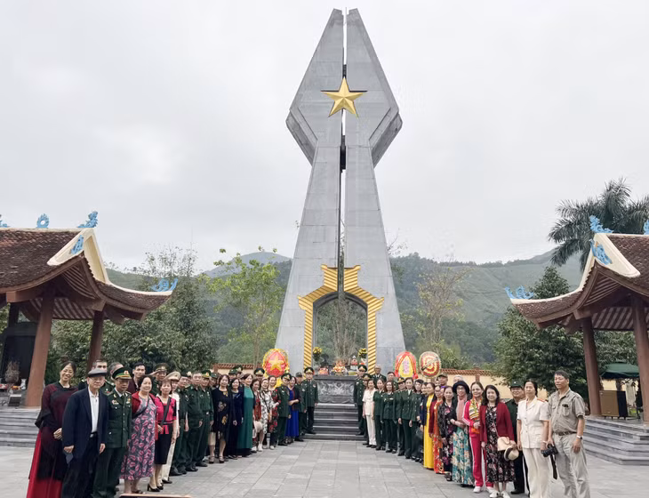 Khu Di tích lịch sử quốc gia Pò Hèn mỗi năm đón hàng nghìn lượt khách đến tham quan, dâng hương tưởng nhớ các anh hùng, liệt sĩ.