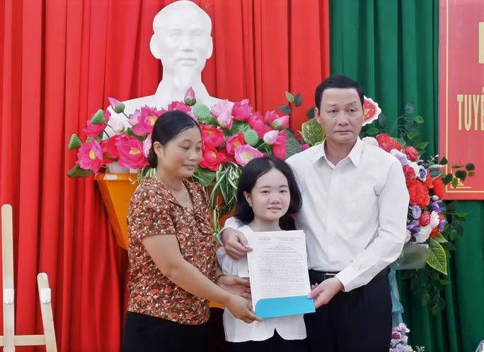 Chủ tịch UBND tỉnh Thanh Hóa trao quyết định tuyển dụng đặc cách cho cô giáo Lê Thị Thắm
