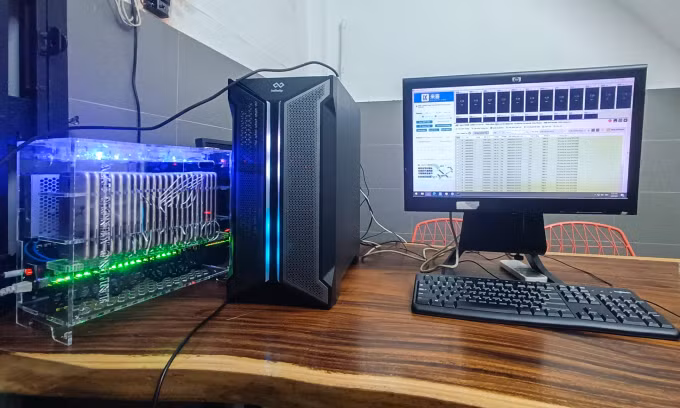 Một hệ thống PhoneFarm vận hành hoàn chỉnh, được điều khiển qua phần mềm chạy trên máy tính. Ảnh: Quang Vũ