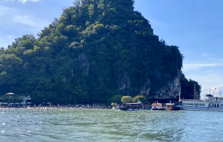 Tàu du lịch đưa khách tham quan, tắm biển trên đảo Ti Tốp.