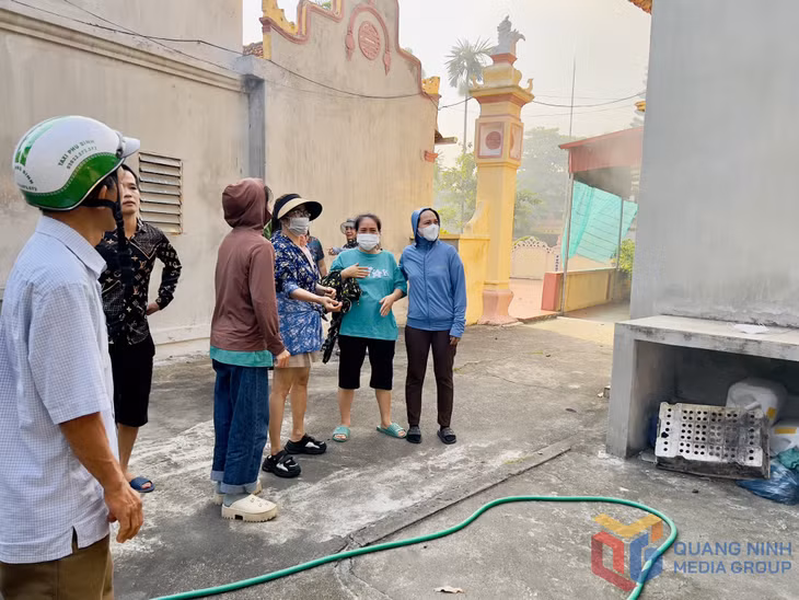 Chủ nhân của gian hàng bán vật liệu xây dựng vừa bị cháy, khóc nấc lên với người thân khi chứng kiến cảnh tượng vừa xảy ra.