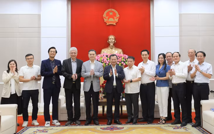 Đồng chí Cao Tường Huy, Quyền Chủ tịch UBND tỉnh và lãnh đạo các Sở, ngành của tỉnh chụp ảnh lưu niệm cùng lãnh đạo Tập đoàn Core Pacific Group và các cộng sự.