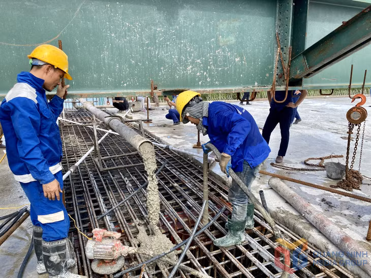 Đơn vị thi công tiến hành đổ bê tông đốt hợp long.