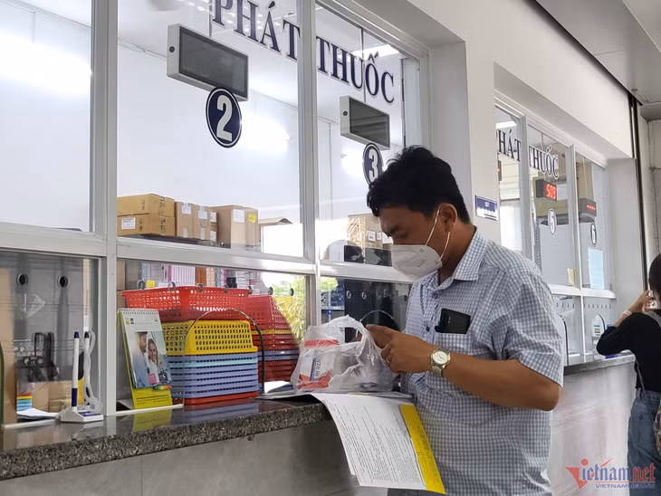 Một bệnh nhân kiểm tra lại thuốc sau khi mua tại Bệnh viện Thống Nhất, TP.HCM. Ảnh: Giao Linh