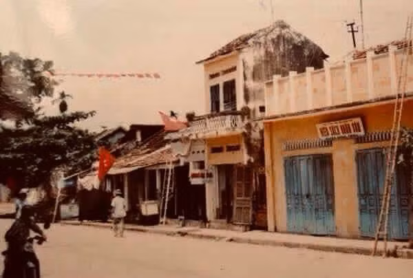 Hình ảnh những năm đầu thời kỳ đổi mới đã đi vào ký ức của người dân Đông Triều như hiệu sách, khách sạn, bưu điện... . Ảnh tư liệu
