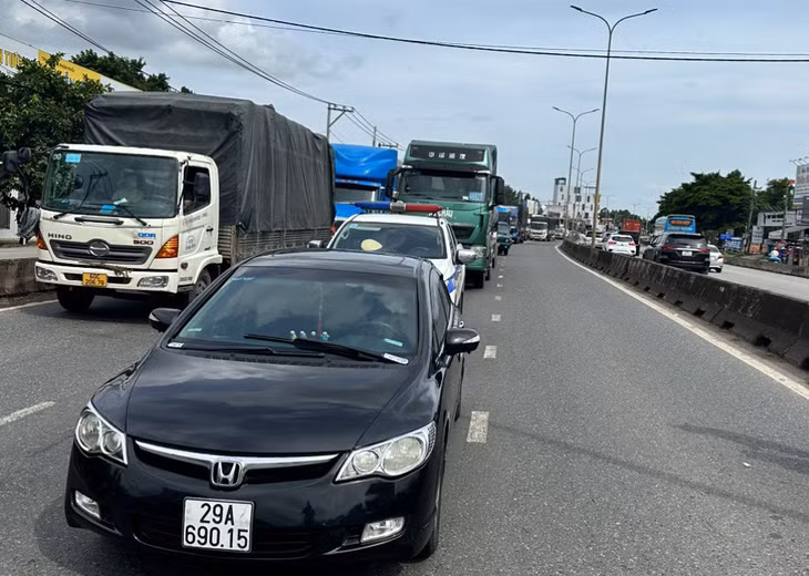 Chiếc xe ô tô đối tượng điều khiển trong quá trình bỏ trốn. Ảnh: Cục CSGT