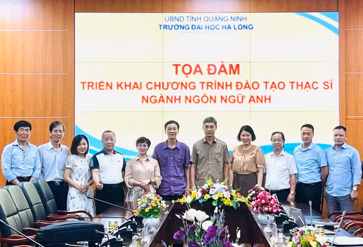 Lãnh đạo Trường Đại học Hạ Long và các chuyên gia, học giả tham dự tọa đàm.