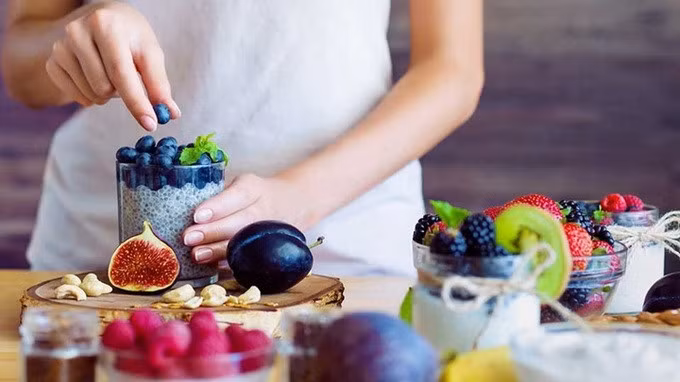 Trong mùa hè, bạn nên tăng cường ăn hoa quả, rau xanh (Ảnh minh họa: Istock).