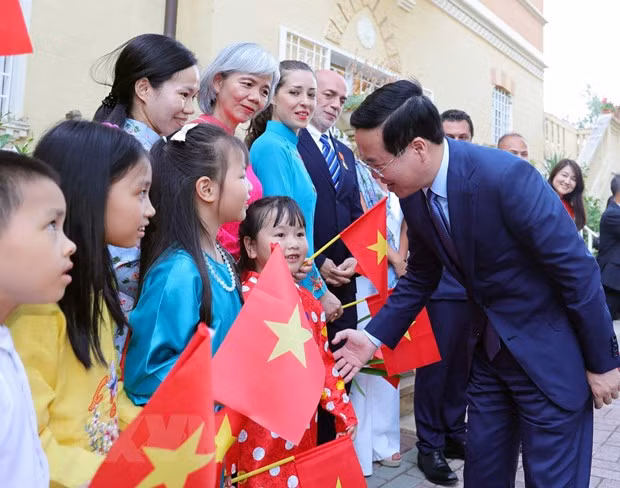 Chu tich nuoc Vo Van Thuong gap mat Kieu bao Viet Nam o Italy hinh anh 3