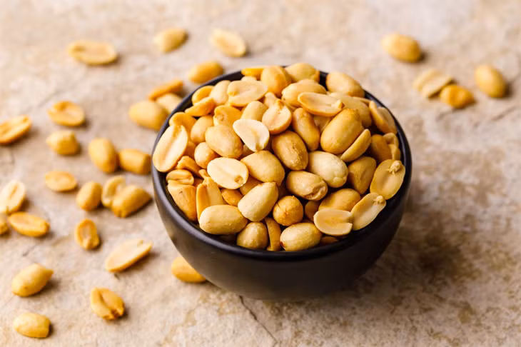 Lạc là loại thực phẩm "trường thọ" giá rẻ. Ảnh: Verywell