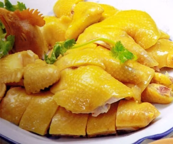 Khi để thịt gà luộc trong tủ lạnh chúng ta cần phải bọc kín.