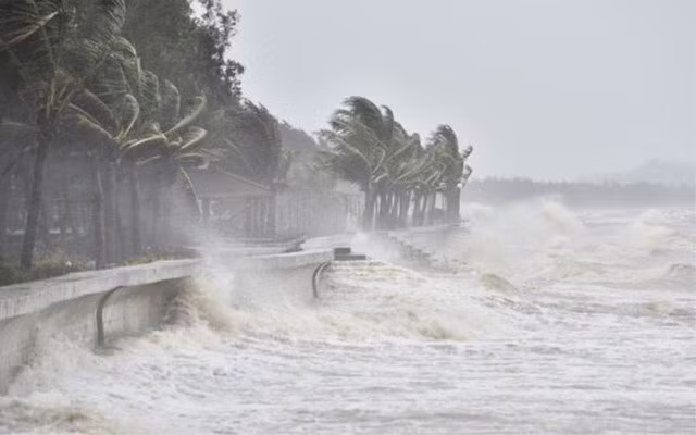 Sau nắng nóng dài ngày, Biển Đông có thể đón áp thấp nhiệt đới hoặc bão.