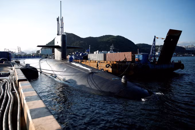 Tàu ngầm hạt nhân Mỹ USS Kentucky tại cảng Busan, Hàn Quốc ngày 19/7. Ảnh: Reuters.