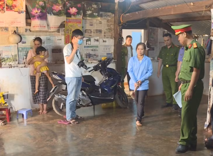 H Mĩm Niê được dẫn giải đến hiện trường để thực nghiệm điều tra.