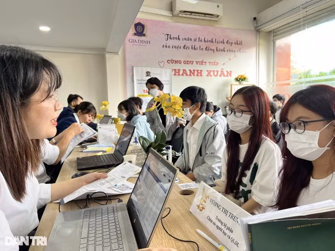Thí sinh nghe tư vấn xét tuyển đại học (Ảnh: Huyên Nguyễn).