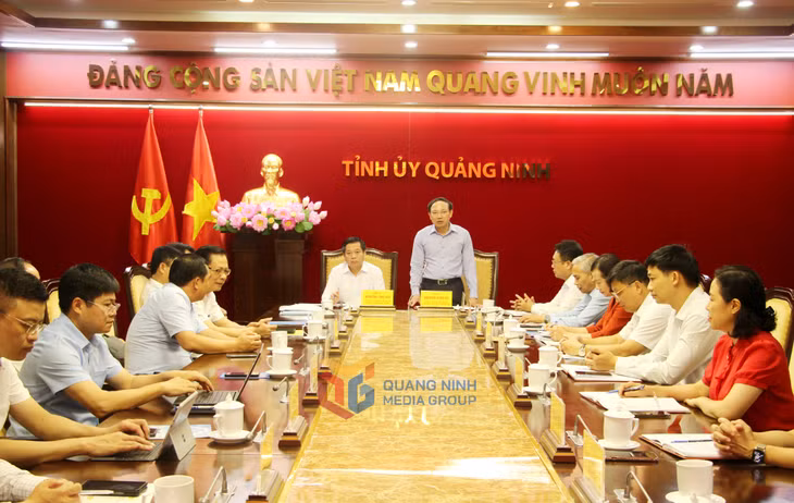 Đồng chí Nguyễn Xuân Ký, Ủy viên Ban Chấp hành Trung ương Đảng, Bí thư Tỉnh ủy, Chủ tịch HĐND tỉnh, phát biểu tại hội nghị.