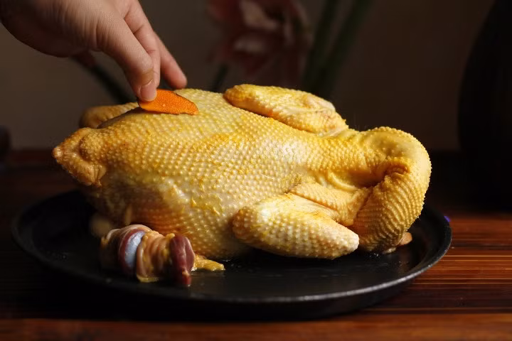 Muốn có được món gà luộc ngon, bạn cần phải chuẩn bị thật kỹ từ khâu chọn nguyên liệu.
