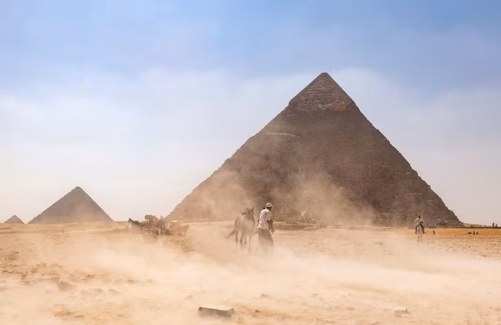 Đại kim tự tháp Giza, Ai Cập: Là một phần của quần thể kim tự tháp Giza tại Cairo (Ai Cập), đại kim tự tháp Giza là kỳ quan duy nhất trong Bảy kỳ quan của thế giới cổ đại vẫn còn tồn tại cho đến ngày nay. Công trình này đã từng cao đến 146,6 m, nhưng hiện nay đã bị xói mòn xuống còn 138,5 m. Nó được xây dựng dưới thời pharaoh thứ 4 Khufu và được hoàn thành vào khoảng năm 2560 TCN. Công trình được ước tính mất khoảng 20 năm để hoàn thành và có nhiều tranh luận xung quanh việc xây dựng công trình này. Ảnh: Sumit Mangela/Unsplash.