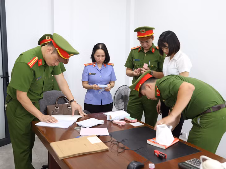 Lực lượng chức năng khám xét nơi làm việc của bà Nguyễn Thị Bịch Ngọc (Ảnh: Công an Hà Tĩnh)