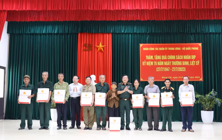 Đoàn công tác của Quân ủy Trung ương, Bộ Quốc phòng và lãnh đạo tỉnh Quảng Ninh tặng quà cho các gia đình chính sách, thương bệnh binh... nhân kỷ niệm 76 năm Ngày Thương binh, Liệt sĩ 27/7.
