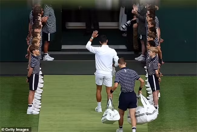 Djokovic tạm biệt Wimbledon trong nỗi buồn