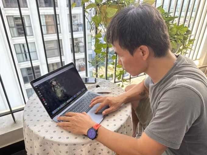 Khánh Nguyễn nhập prompt để AI phục dựng hình ảnh. Ảnh: NVCC