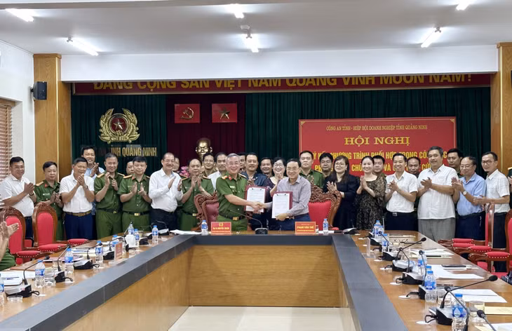 Lãnh đạo Công an tỉnh và Hiệp hội Doanh nghiệp tỉnh ký kết chương trình phối hợp.