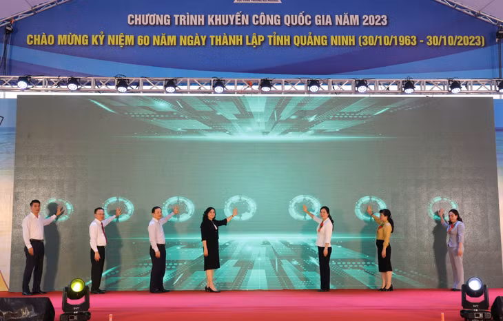 Các đại biểu nhấn nút khai mạc Hội chợ triển lãm hàng công nghiệp nông thôn tiêu biểu khu vực phía Bắc năm 2023.