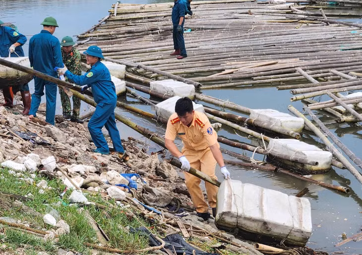 Cán bộ, chiến sỹ Công an thị xã tích cực tham gia hỗ trợ các xã, phường thực hiện di chuyển lồng bè, thu gom, xử lý phao xốp, bè cũ hỏng trôi nổi.