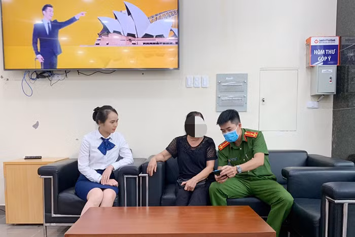 Bà H đã dừng giao dịch rút tiền trong tài khoản của mình sau khi được cán bộ Công an giải thích về thủ đoạn lừa đảo của bọn tội phạm.