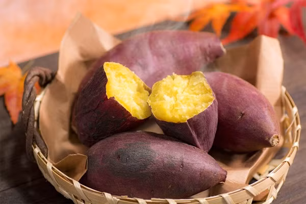 Khoai lang là loại thực phẩm phổ biến, có giá rẻ. Ảnh: Okome