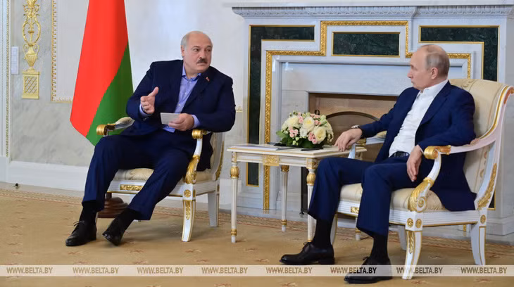 Tổng thống Nga Vladimir Putin (phải) và người đồng cấp Belarus Aleksandr Lukashenko trong cuộc gặp ở St. Petersburg ngày 23/7. Ảnh: BelTA