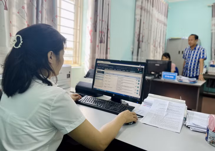 Cán bộ Phòng Văn hóa - Thông tin (huyện Vân Đồn) thực hiện quy trình văn bản số trên hệ thống chính quyền điện tử.