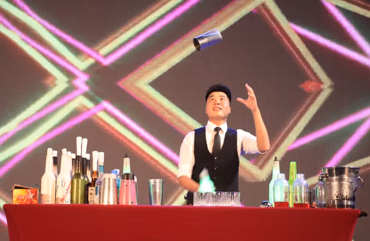 Biểu diễn pha chế cocktail.