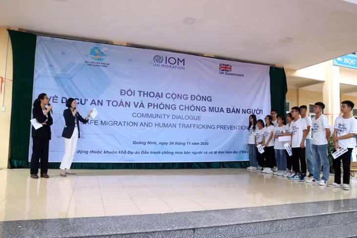 Học sinh Trường THPT Quảng La (TP Hạ Long) tham gia trò chơi tìm hiểu về phòng chống mua bán người và nô lệ thời hiện đại. Ảnh: Vân Anh