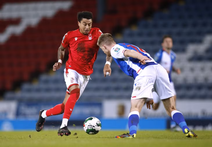 Jesse Lingard: Nottingham Forest trụ hạng thành công, nhưng không gia hạn với Lingard. Họ không muốn tiếp tục trả mức lương cao nhất đội cho cầu thủ không ghi bàn hay kiến tạo trong 17 trận Ngoại hạng Anh mùa trước. Các CLB khác cũng không mặn mà với Lingard. Phần lớn đều cho rằng tiền vệ tấn công 30 tuổi đã hết thời và là "ngôi sao không bao giờ tỏa sáng". Lingard có thể phải sang Mỹ hoặc Arab Saudi để tiếp tục sự nghiệp.