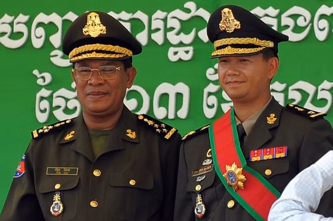 Thủ tướng Campuchia Hun Sen (trái) và con trai cả Hun Manet tại một căn cứ quân sự ở Phnom Penh năm 2009. Ảnh: AFP