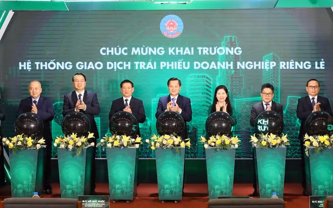 Phó Thủ tướng Lê Minh Khái với các đại biểu thực hiện nghi thức khai trương Hệ thống giao dịch trái phiếu doanh nghiệp riêng lẻ. (Ảnh: TTXVN)