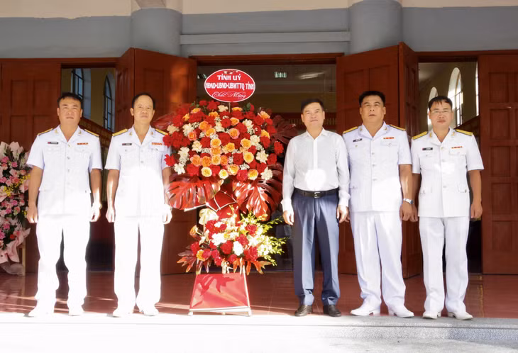 Đồng chí Bùi Văn Khắng, Phó Chủ tịch UBND tỉnh, đã đến tặng hoa chúc mừng Lữ đoàn 147.