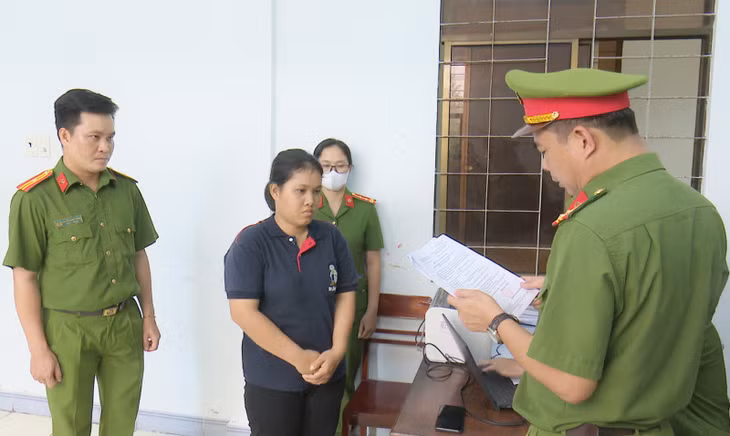 Giả vay tiền để đáo hạn ngân hàng, 2 "nữ quái" lừa đảo gần 2 tỉ đồng ảnh 1