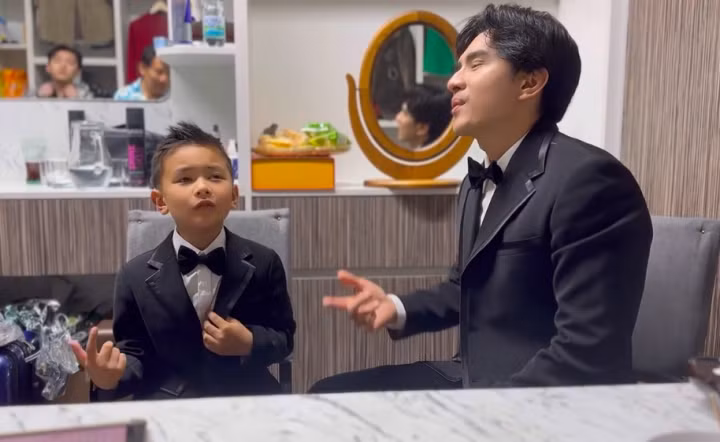 Đan Trường và con trai Thiên Từ tập hát trước khi biểu diễn.