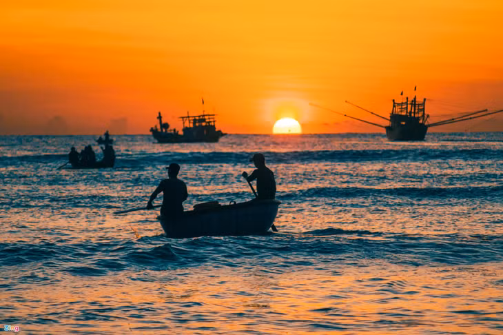 Theo người dân địa phương, chợ đã hình thành từ hơn 15 năm và ngày càng đông đúc. Trước đây, chợ chỉ là nơi tập kết thuyền cá của ngư dân vềk. Khi số lượng tàu thuyền lớn lên, thương lái cũng tập trung dần tạo nên cảnh đông đúc như hiện nay.