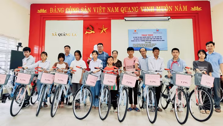 Lãnh đạo Hội Bảo trợ NKT-TMC tỉnh cùng chính quyền địa phương và các nhà tài trợ trao tặng xe đạp cho trẻ em 