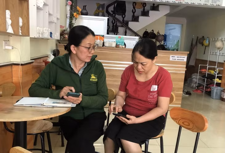 Bà Phạm Thị Hiền (bên trái) vận động chị em phụ nữ tham gia các hoạt động của Chi hội. (Ảnh nhân vật cung cấp)