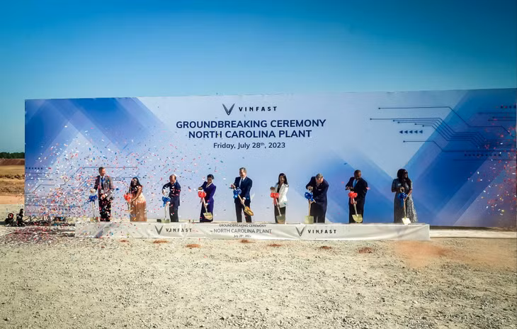 Nghi thức khởi công / Groundbreaking ceremony.