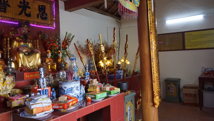 Bên trong ngôi đền.