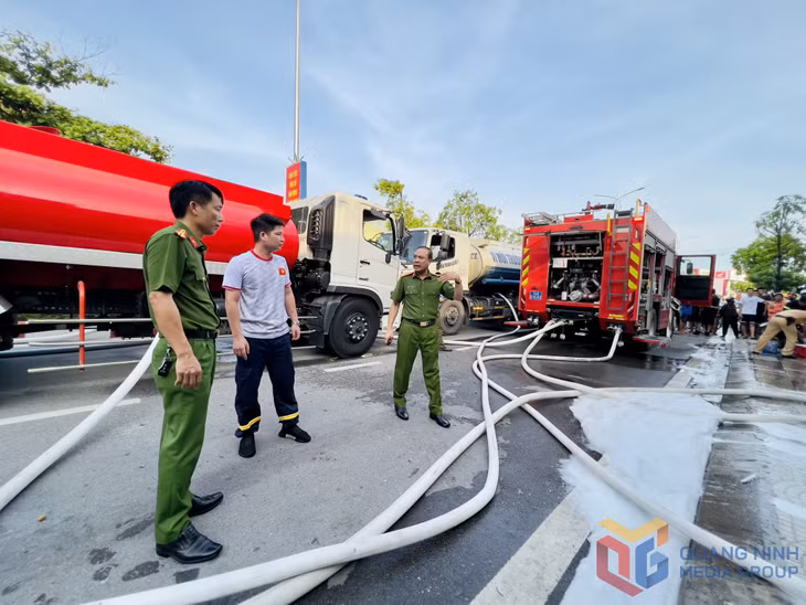 Lãnh đạo Công an TX Quảng Yên chỉ đạo trực tiếp tại hiện trường.